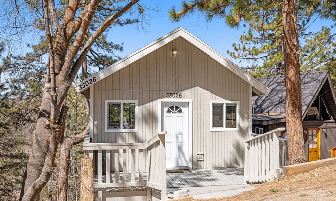 Arrowbear Lake Cabin | Sophisticated alpine cottage with fireplace & deck - skiing nearby