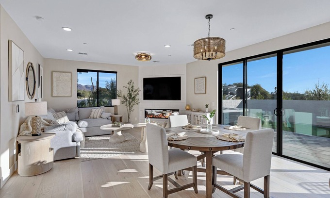 North Scottsdale House | Sophisticated Designer home w/MOUNTAIN views, hot tub, WiFi & Oversized Parking