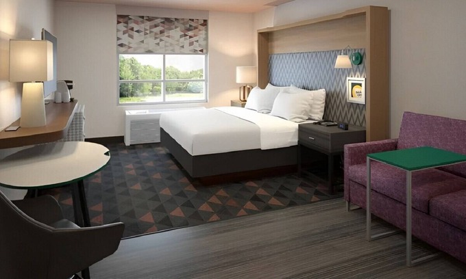 West Bloomington House | Sophisticated & Equipped Room for Staycation