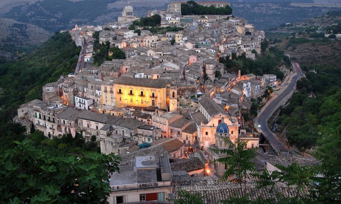 Giarratana House | Sophisticated holiday home in classic Italian style.