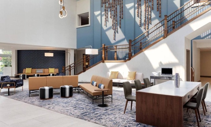 Iselin House | Sophisticated Hotel with Spacious Rooms & Complimentary Shuttle Service