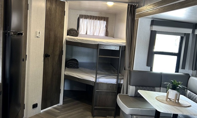Spring Hill House | Sophisticated spacious camper RV