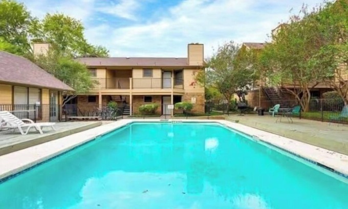South Manchaca Condo | South ATX . Sweet Stay with Pool
