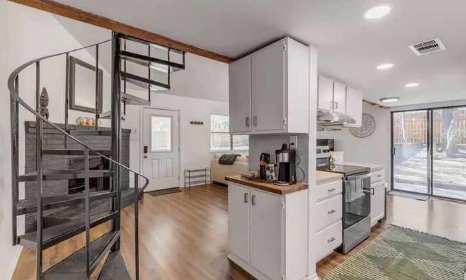 Scenic Brook West House | South Austin Retreat w/Loft - Monthly Stays
