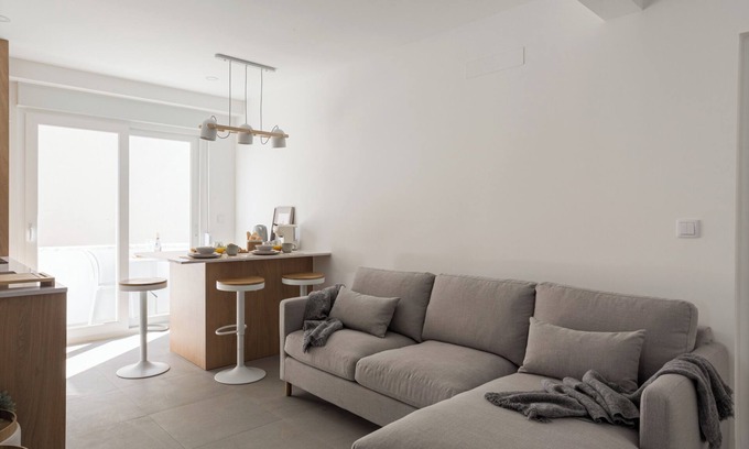 Seixal Apartment | South Bank 2BR with Coal-Fired Hot Tub and BBQ
