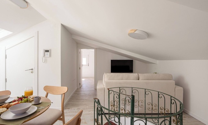 Seixal Apartment | South Bank Escape: 1BR + Coal-Fired Hot Tub