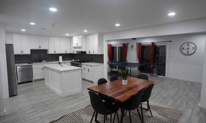 East Congress House | South Congress Commons - Sleeps 10