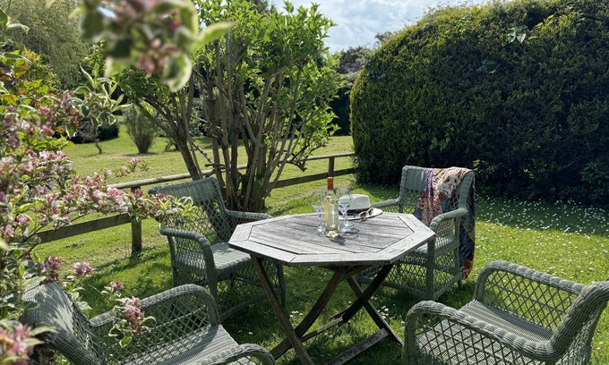 Dittisham Cottage | South-facing cottage with gardens and parking