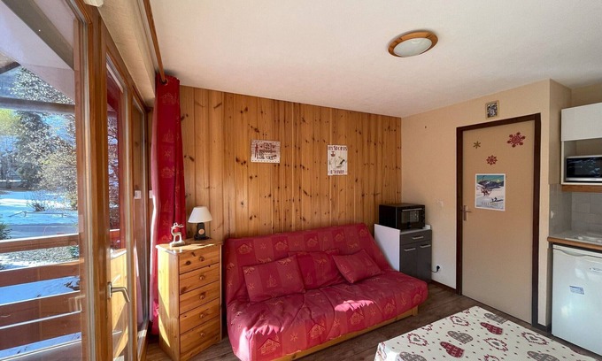 Valloire Apartment | South-facing studio, close to pistes, sleeps 4, pet-friendly, balcony, parking