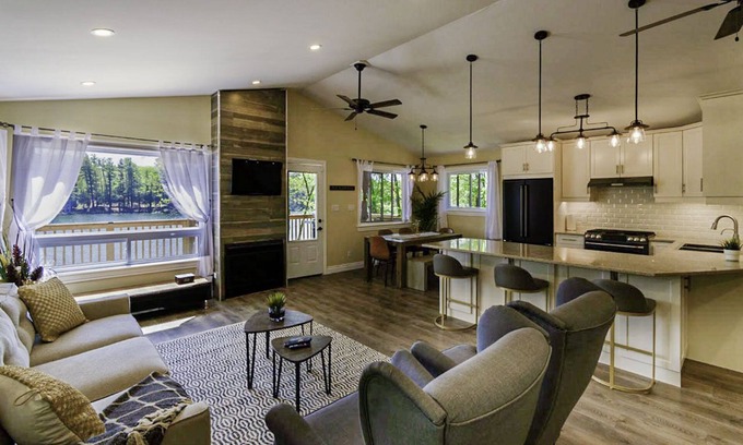 Frontenac Cottage | South Frontenac Battersea Dog Lake