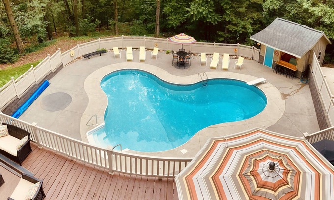 Bradley House | South GunLake Hideaway 1miBayPointe~Pool/Gym/Sleep12-