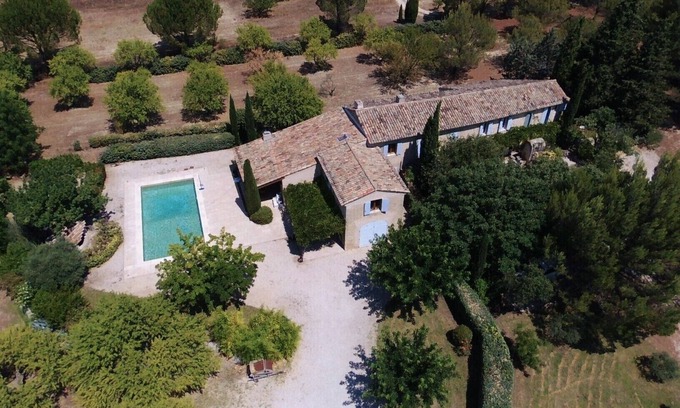 Cucuron House | South Luberon, Mas du Perussier *, 2 to 13 people, swimming pool, 1 ha property