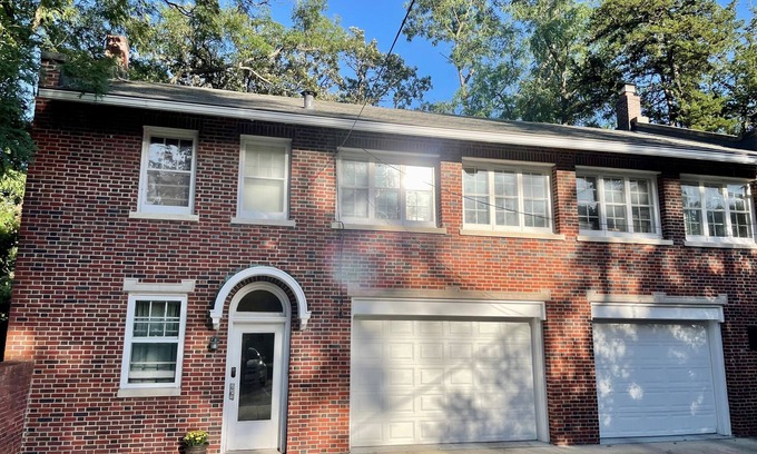 Des Moines Apartment | South of Grand Carriage House- minutes from downtown Des Moines
