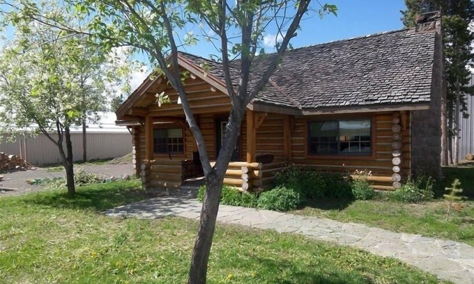 West Yellowstone Cabin | South Plateau Cabins - A Unique and Beautiful Log Home