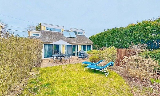 Town of Southampton Cottage | Southampton cozy cottage by the beach