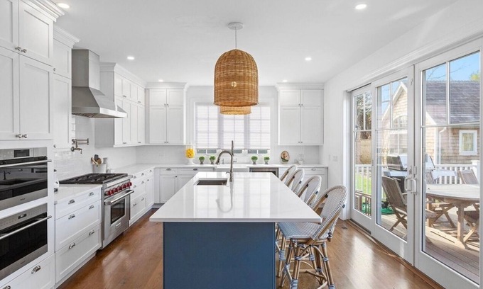 Village of Southampton House | Southampton Village Luxury with Pool House Spa - Guest Cottage. Walk to Town!
