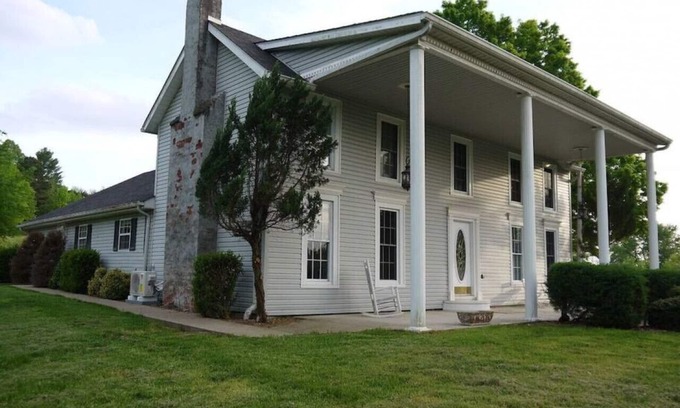 Cadiz House | Southern Charm · Cheerful Vacation Home right by the lake!
