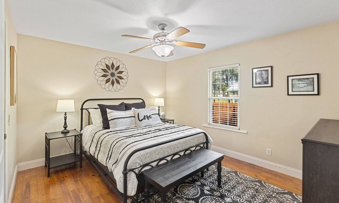 Inverness House | Southern Comfort 2-BR Cottage-Downtown Inverness