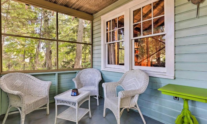 Town of Southold Town House | Southold Cottage with Patio and Grill - Walk to Beach!
