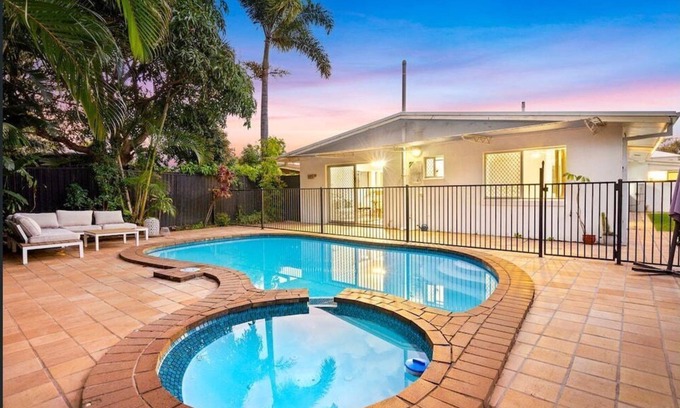 Southport House | Southport Retreat 2 bd, Pool