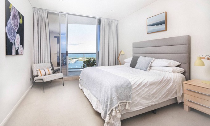 Southport Apartment | Southport Sea Views, pool, sauna, gym and close to shops, cafes & restaurants