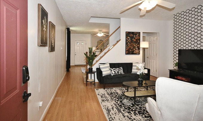 South Side Slopes House | SouthSide 2 Bed home w/ outdoor space & parking