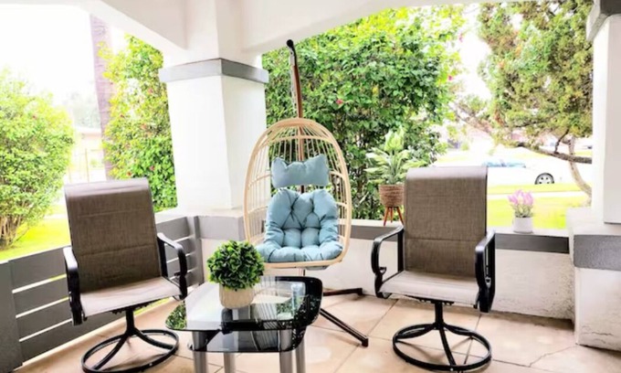 Alhambra Apartment | SP18 Prime location LUXE 2Bedroom/1Bath Apartment kingsize bed!