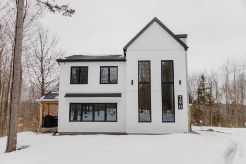 Chertsey Ski Chalet | Spa & Lili Lake - Le Borea