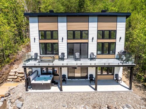 Notre-Dame-Auxiliatrice-de-Buckland Ski Chalet | Spa Mountain Pool table - Le Haut 132