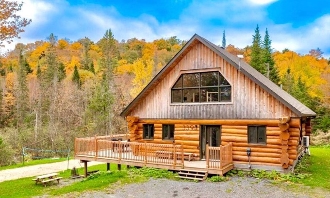St-Adolphe-d'Howard Ski Chalet | Spa & Pool table - Le massif