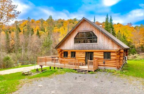 St-Adolphe-d'Howard Ski Chalet | Spa & Pool table - Le Massif