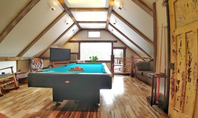 Labelle Ski Chalet | Spa, sauna, fishing, downhill skiing Pets welcome!