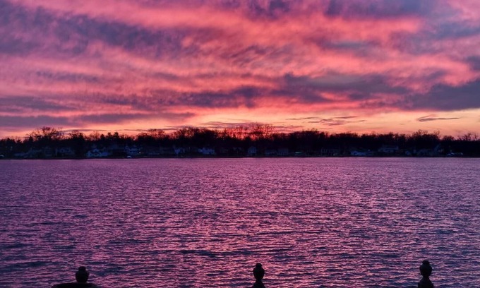 White Lake House | Spacious Lake front cottage, room for the whole family. Excellent fishing.