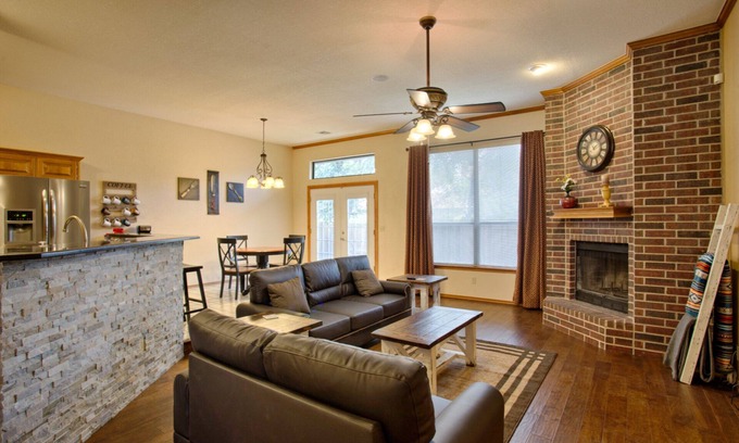 Edmond House | Space and lots of Comfort with 2,400 sq ft!