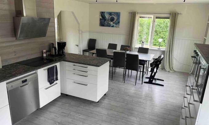 Hestra House | Space to socialize 3km from the peak of Isaberg!