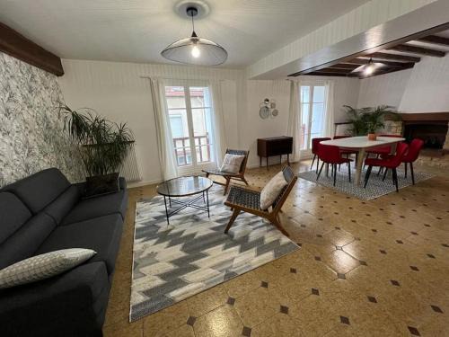 Ay Apartment | SPACIEUSE MAISON DE VILLE avec garage privé fermé