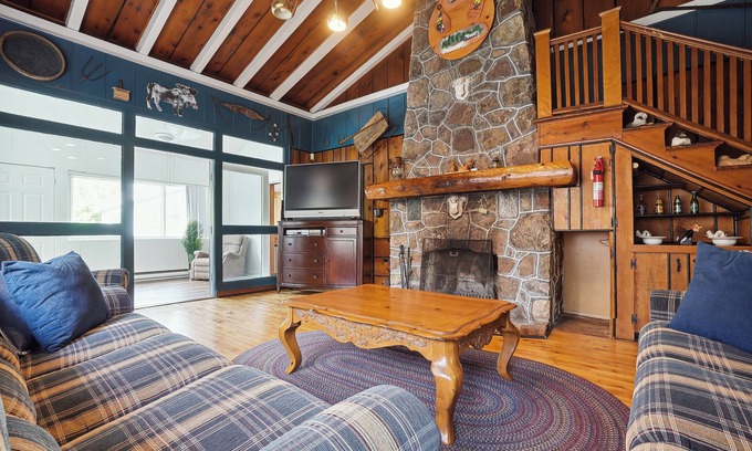 Sainte-Agathe-des-Monts Ski Chalet | Spacious 5-bedroom, 7 bed chalet in Sainte-Agathe with AC, WiFi, 2x Fireplaces
