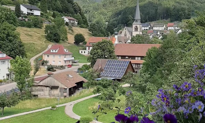 Bad Peterstal-Griesbach Apartment | Spacious and quiet 'Ferienwohnung Schwarzwaldblick' with a picturesque view
