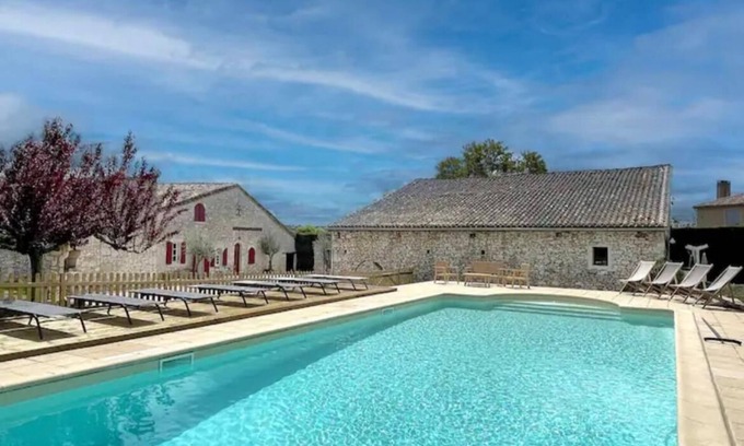 Saint-Andre-et-Appelles House | Spacious 5-bedroom house in lovely Saint-André-et-Appelles with heated pool.