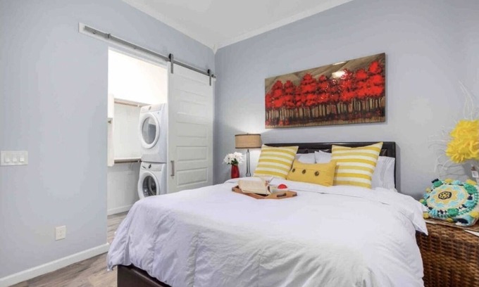 Maryvale House | Spacious 1 Bd guesthouse. 1 QS bed +1 QS sleeper sofa Close to Spring training