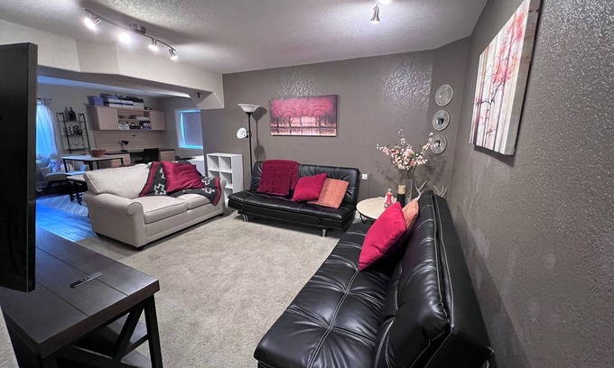 Newlands House | Spacious 1-bedroom near downtown Boulder, Hiking Trails, and CU Campus.