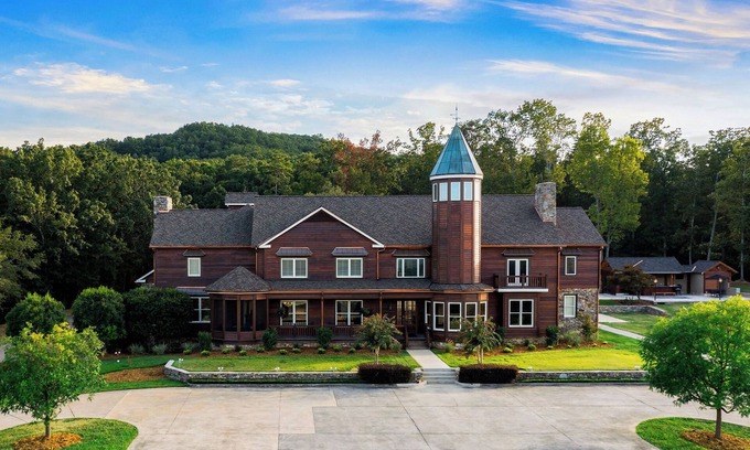 Silver Creek House | Spacious 11 Bedroom 11 Full Bath house in the charming North Georgia Mountains!