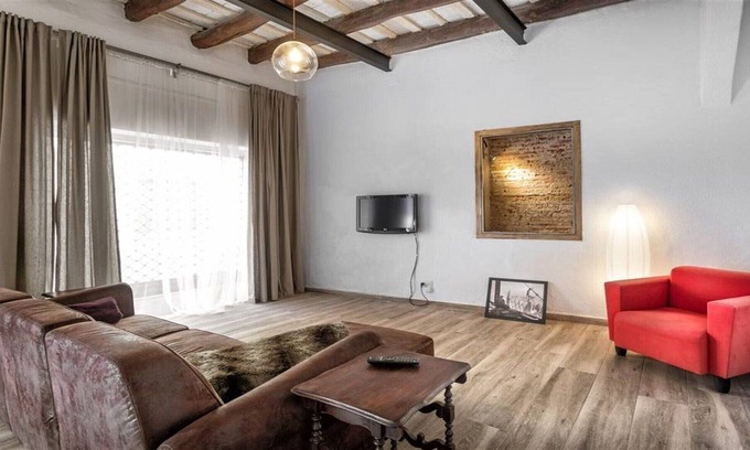Vilassar de Dalt House | Spacious 18th century Catalan town house, Wifi, 20 minutes Barcelona