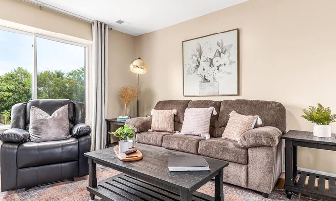 Roseville Apartment | Spacious 1BR Upper Flat in the Heart of Roseville