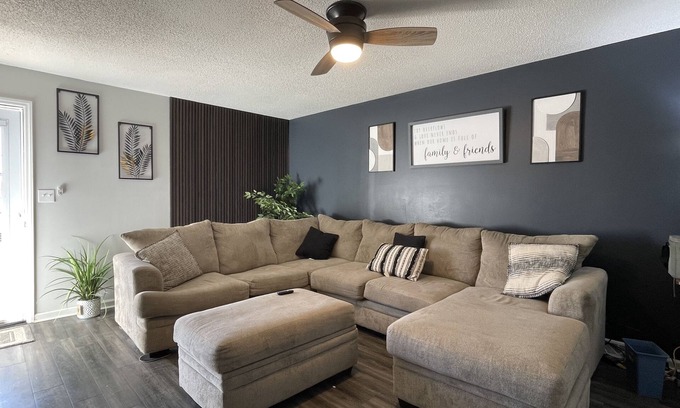 Lexington - Salisbury Apartment | Spacious 1king bd/2queen 15mins polar express