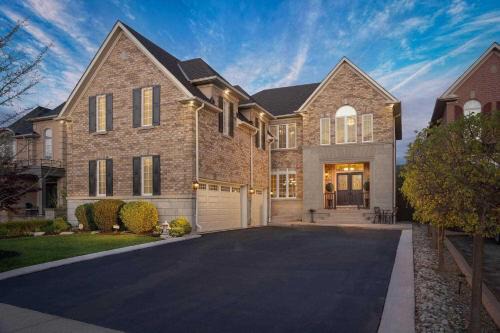 Brampton House | Spacious 2-BDRM Modern Retreat - Minutes from Pearson Airport