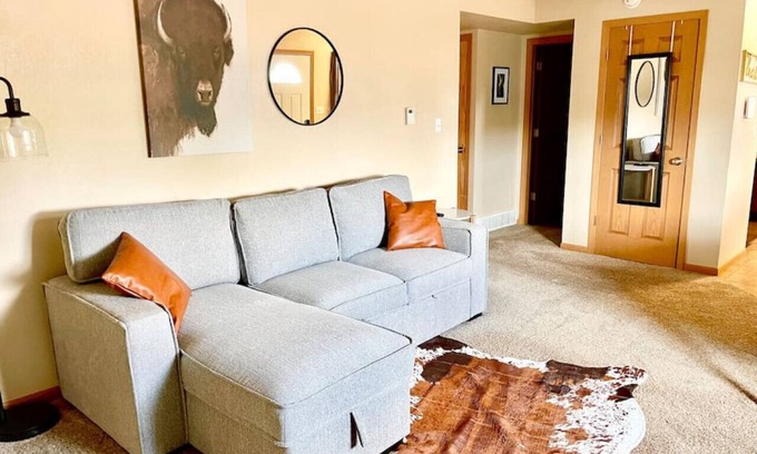 Laramie Apartment | Spacious 2 BDRM/sleeps 6