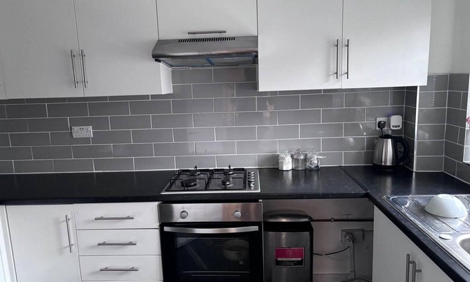 Havering Apartment | Spacious 2-bed Apartment in Hornchurch