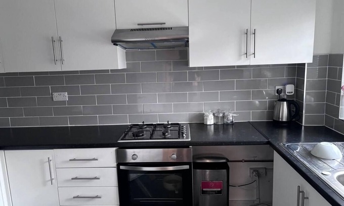 St. Andrew's Apartment | Spacious 2-Bed Apartment in Hornchurch