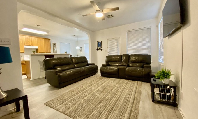 Babcock North House | Spacious 2 bed home near La Cantera Shops & UTSA